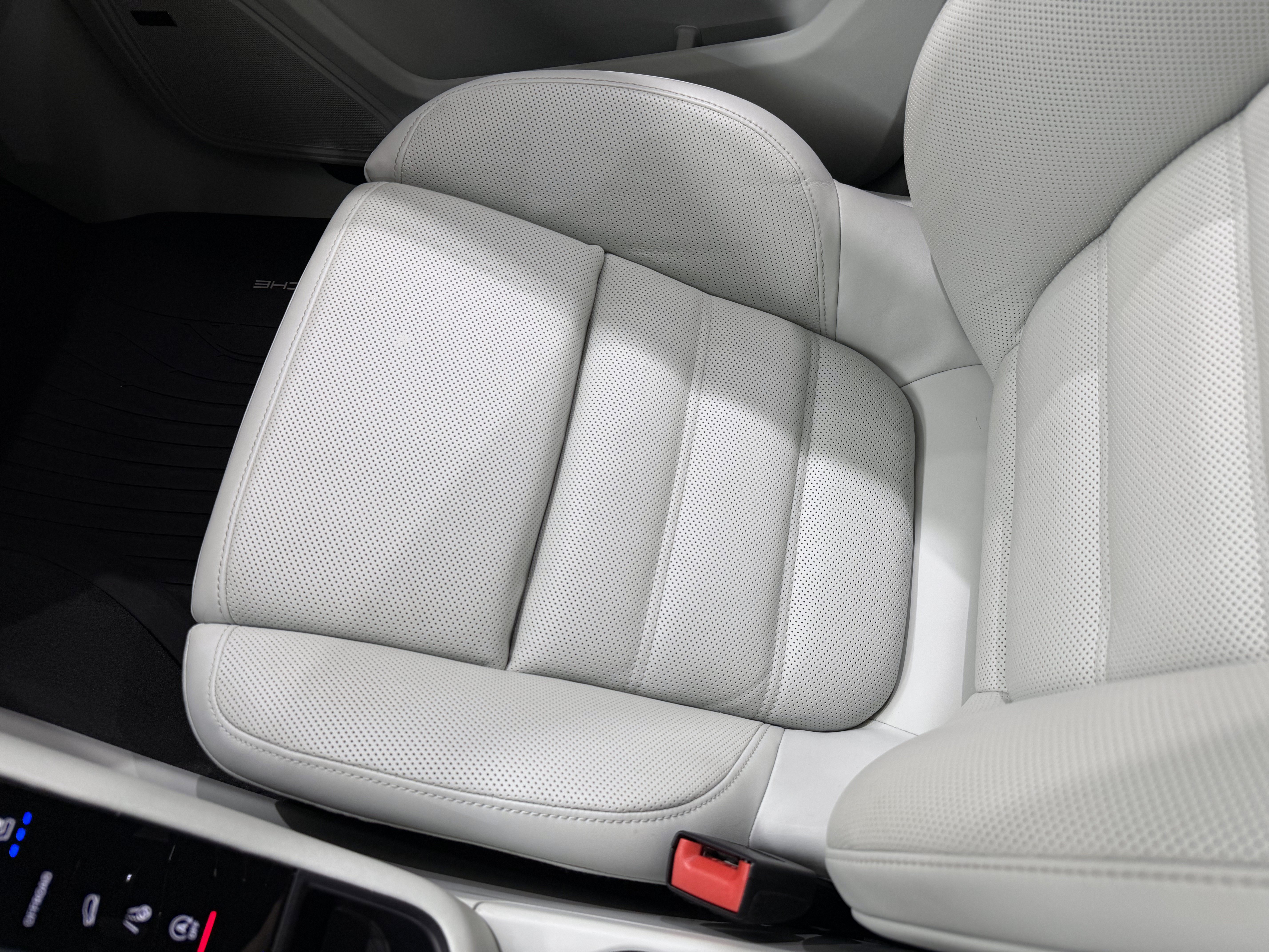 Certified 2023 Porsche Macan Turbo AWD/4WD image 61