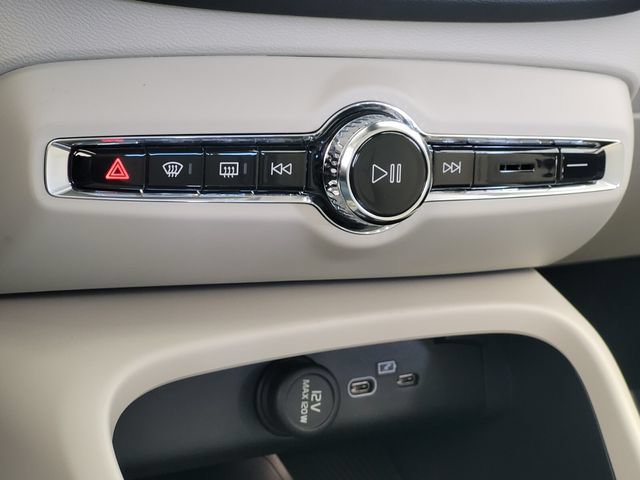 New 2026 Volvo XC40 B4 Plus w/ Climate Package FWD image 20