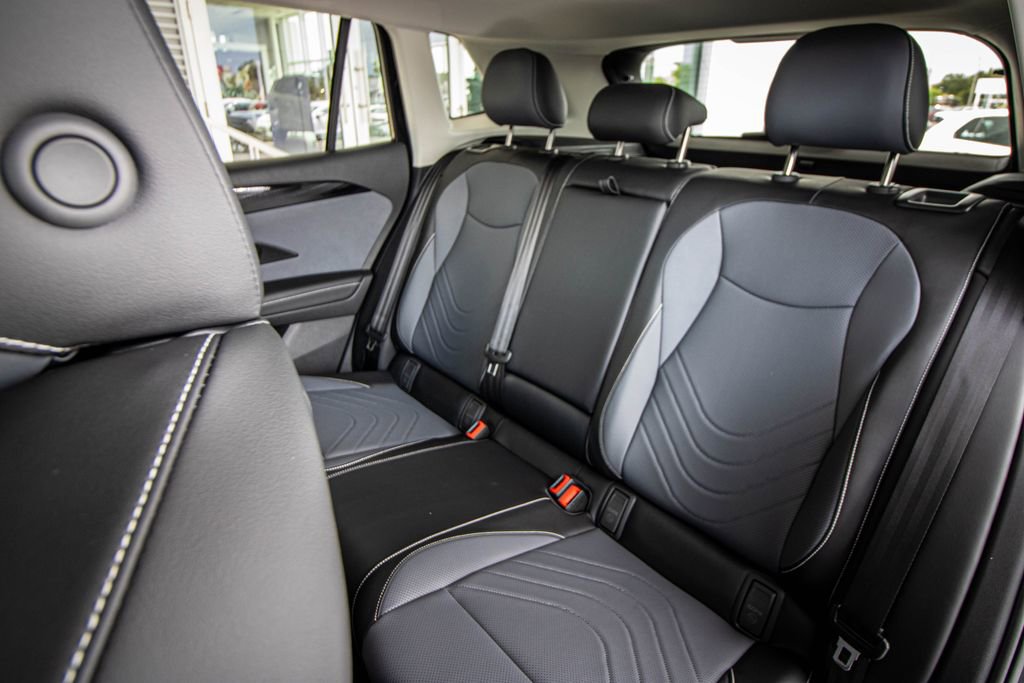 New 2026 Volkswagen Tiguan SE FWD image 29