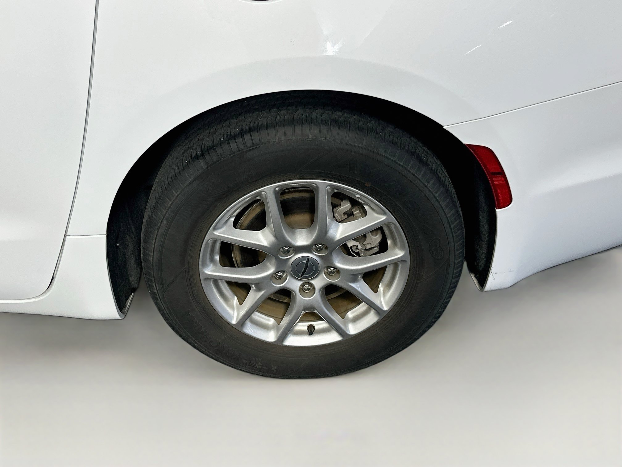 Used 2024 Chrysler Pacifica Touring-L FWD image 11
