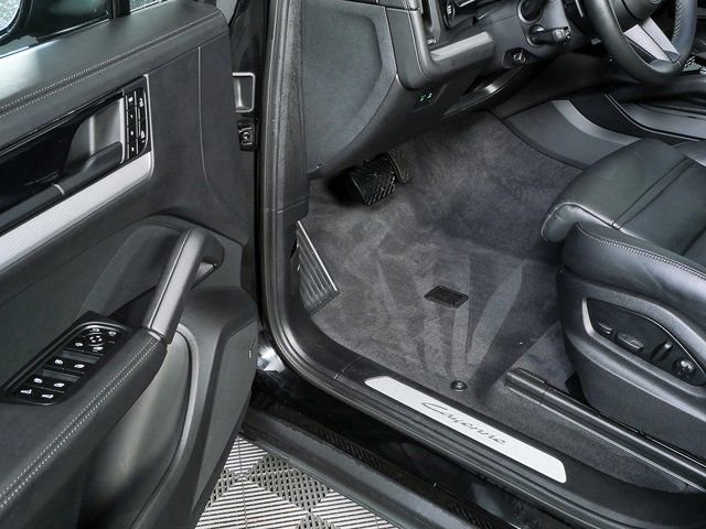 Certified 2024 Porsche Cayenne AWD image 8