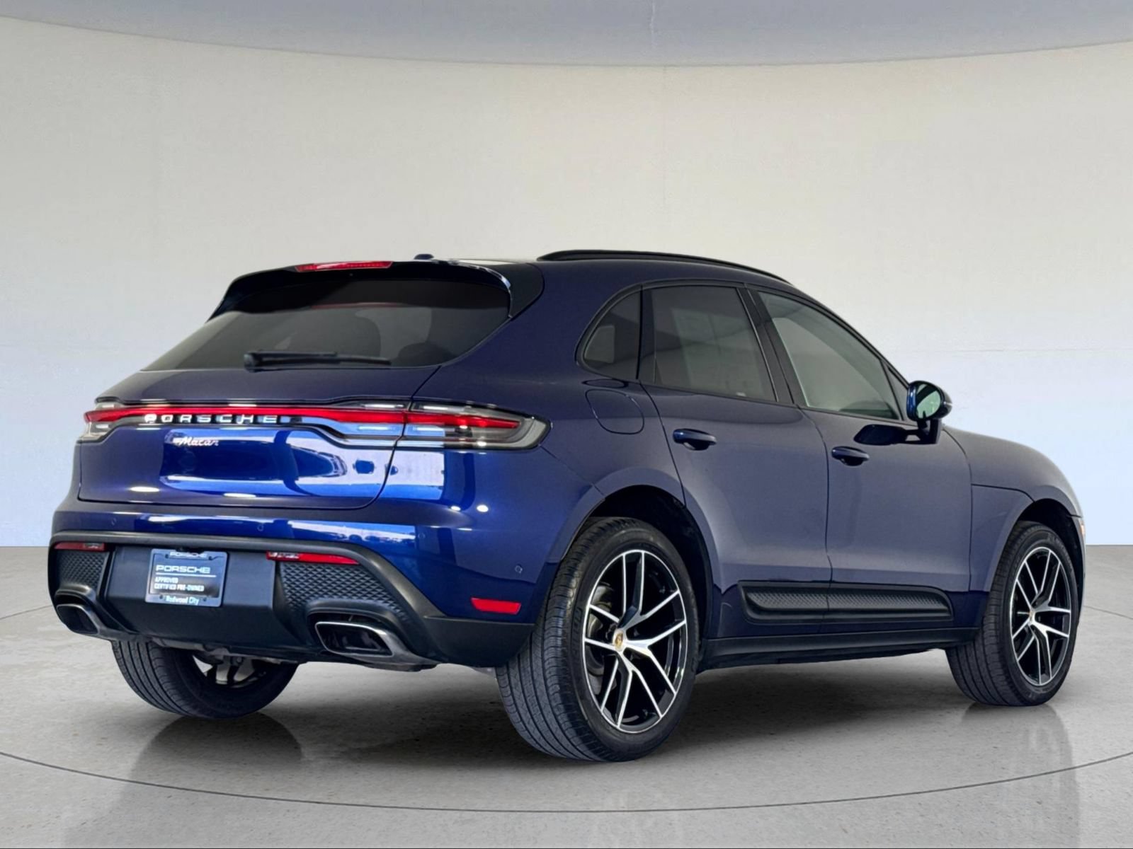 Certified 2022 Porsche Macan AWD/4WD image 8