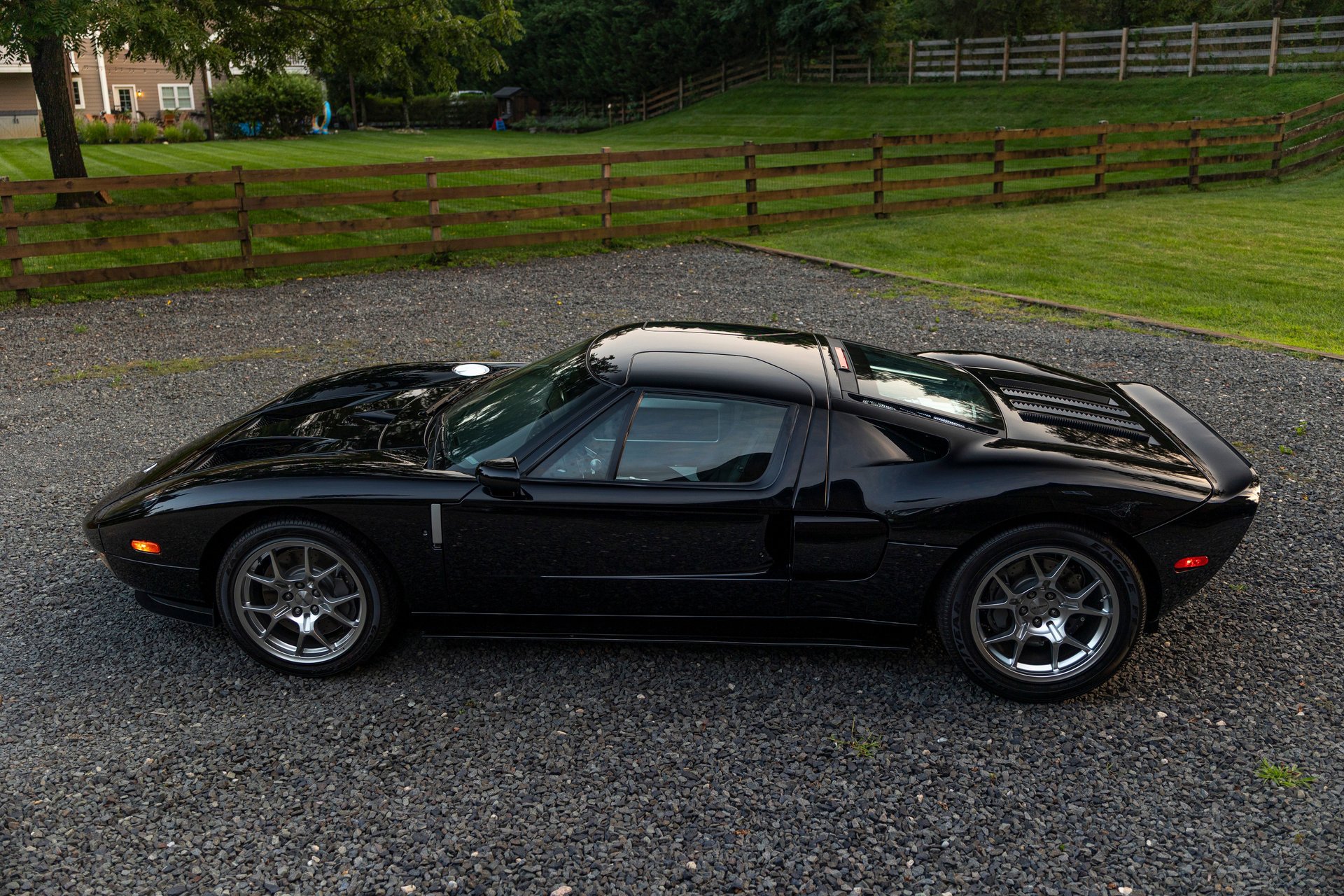 Used 2006 Ford GT RWD image 9