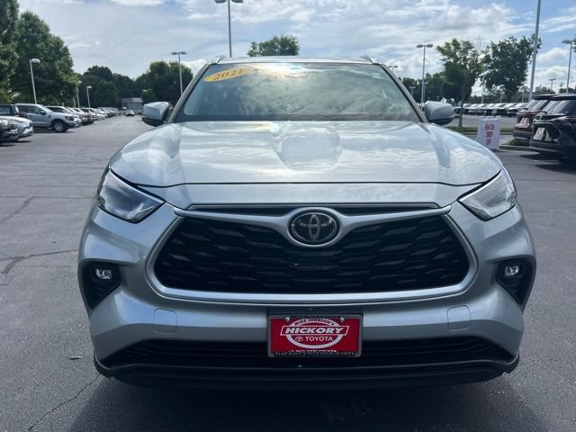 Used 2021 Toyota Highlander XLE AWD/4WD image 2