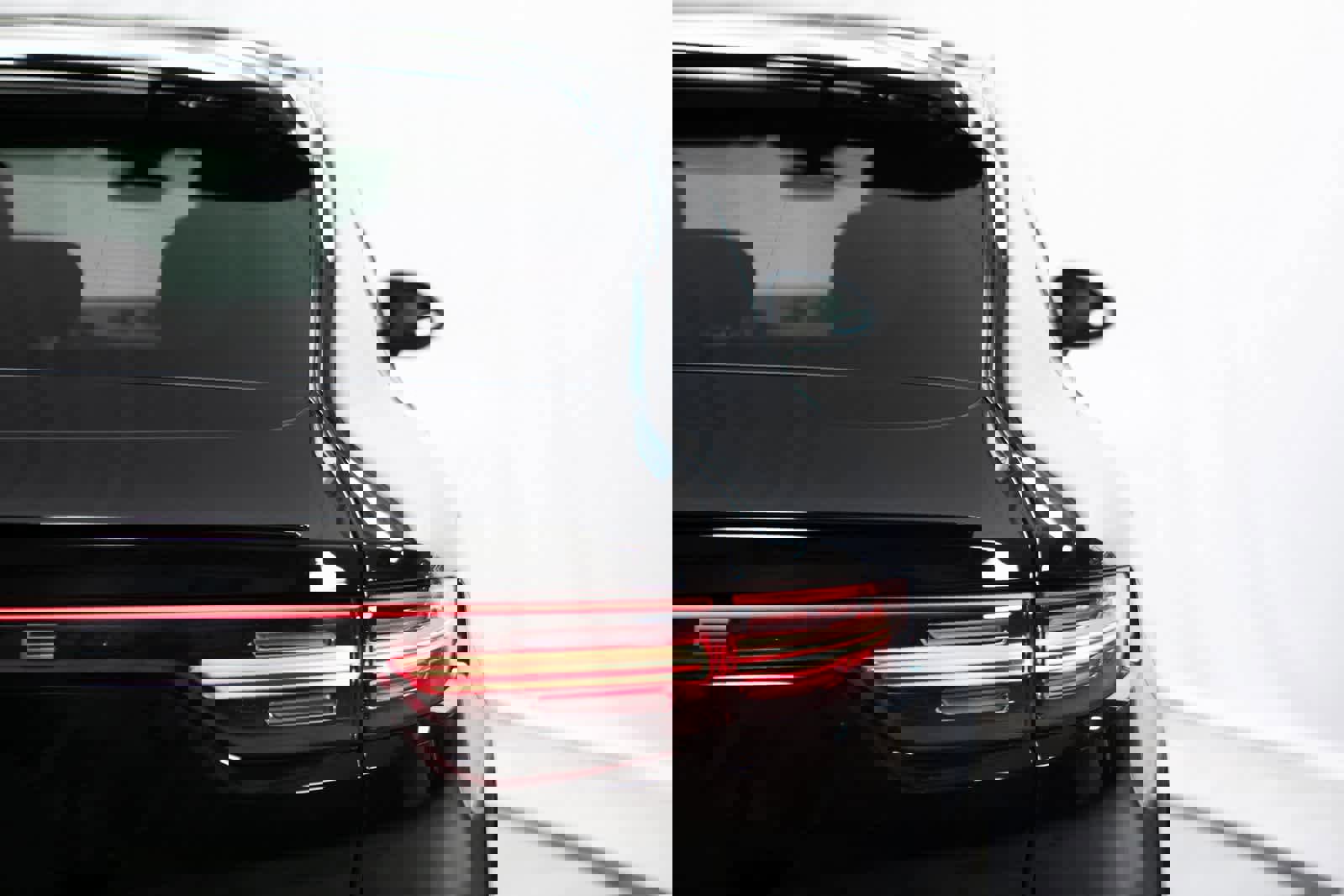 Certified 2022 Porsche Cayenne Platinum Edition image 37