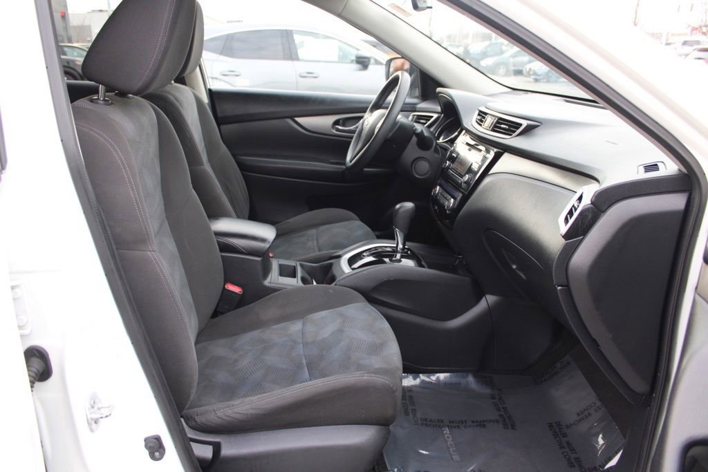 Used 2016 Nissan Rogue SV image 18
