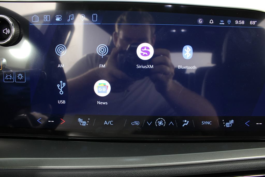 New 2026 Chevrolet Traverse LT w/ LPO, Floor Liner Package FWD image 5