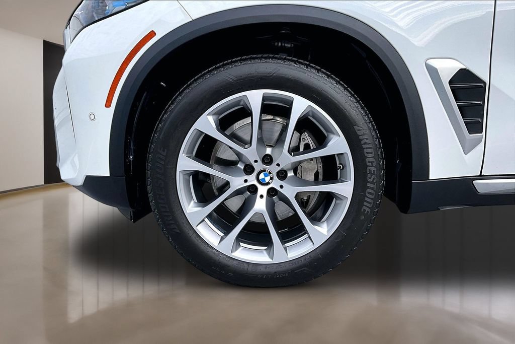 Used 2025 BMW X5 xDrive40i w/ Parking Assistance Package AWD/4WD image 32