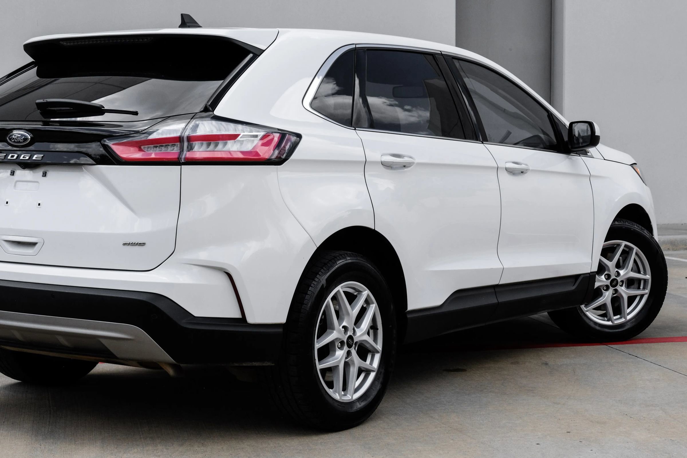 Used 2024 Ford Edge SEL image 9