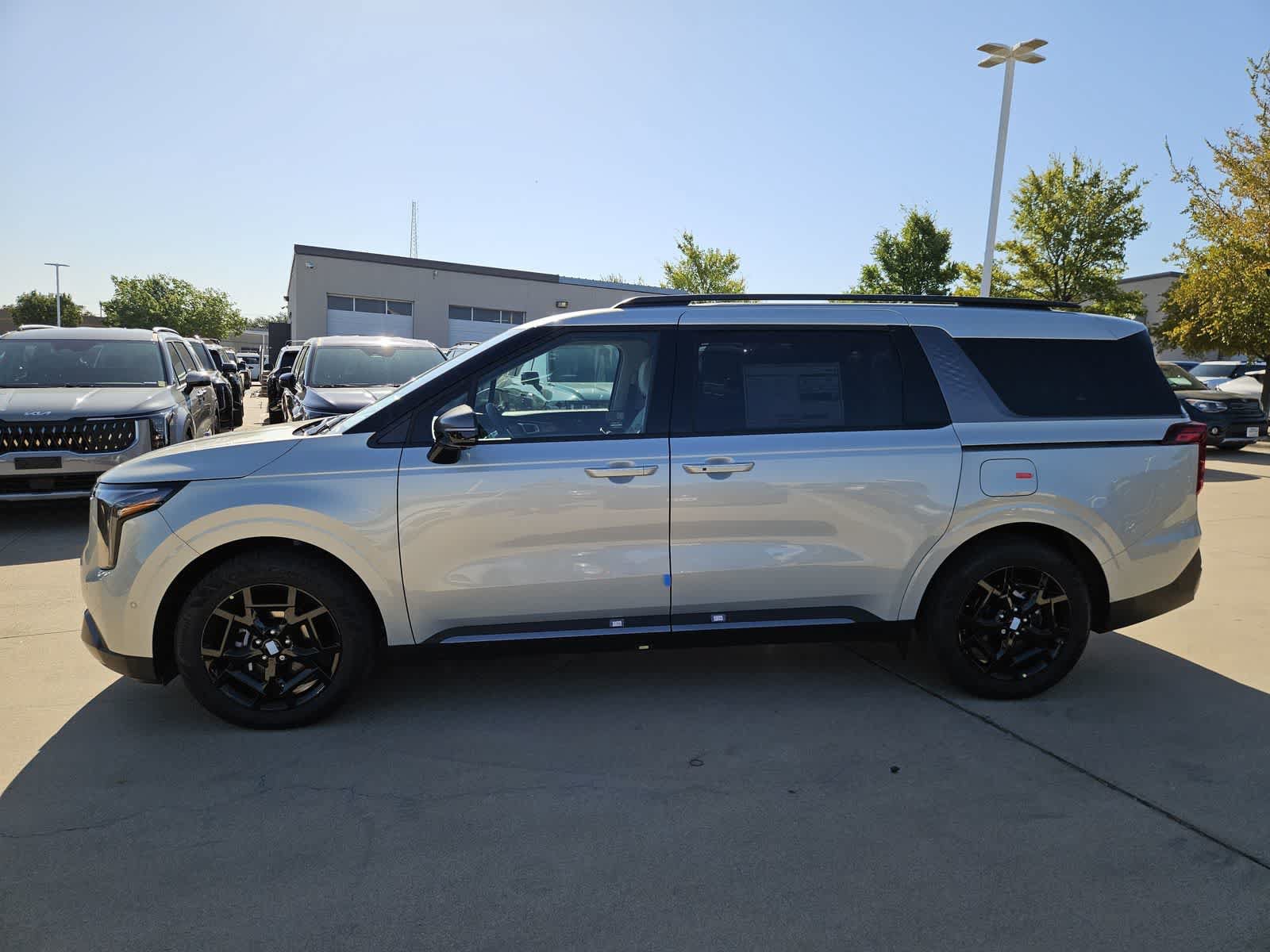 New 2026 Kia Carnival SX w/ SX Dark Edition Package FWD image 4