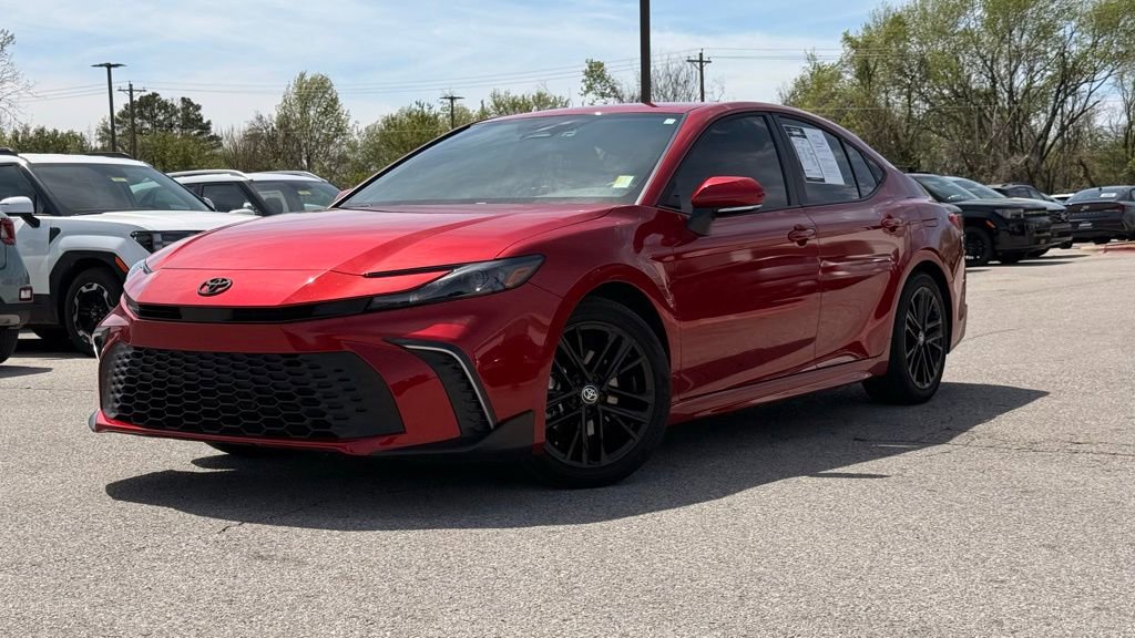 Used 2025 Toyota Camry SE image 3
