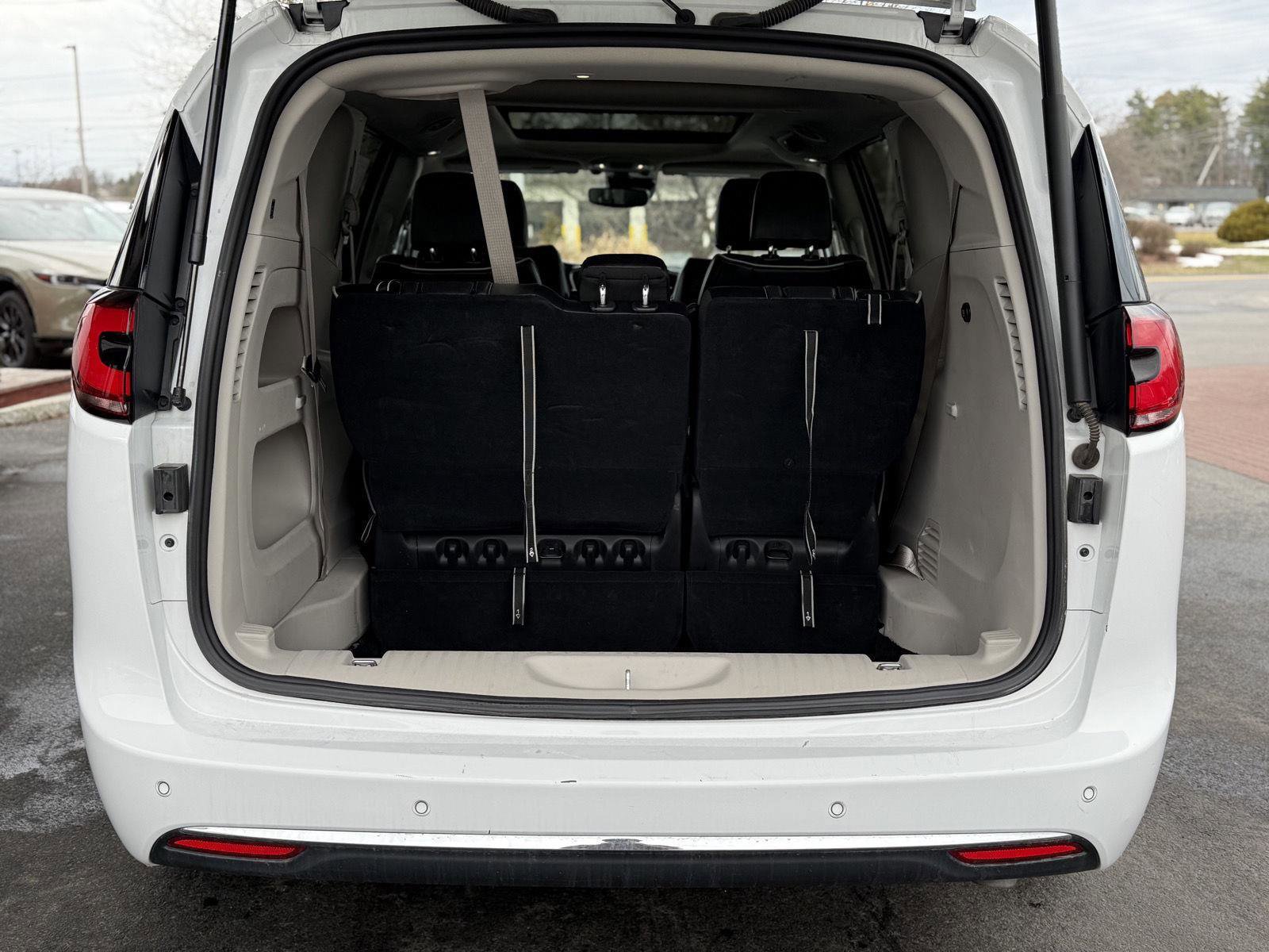 Used 2024 Chrysler Pacifica Limited image 10