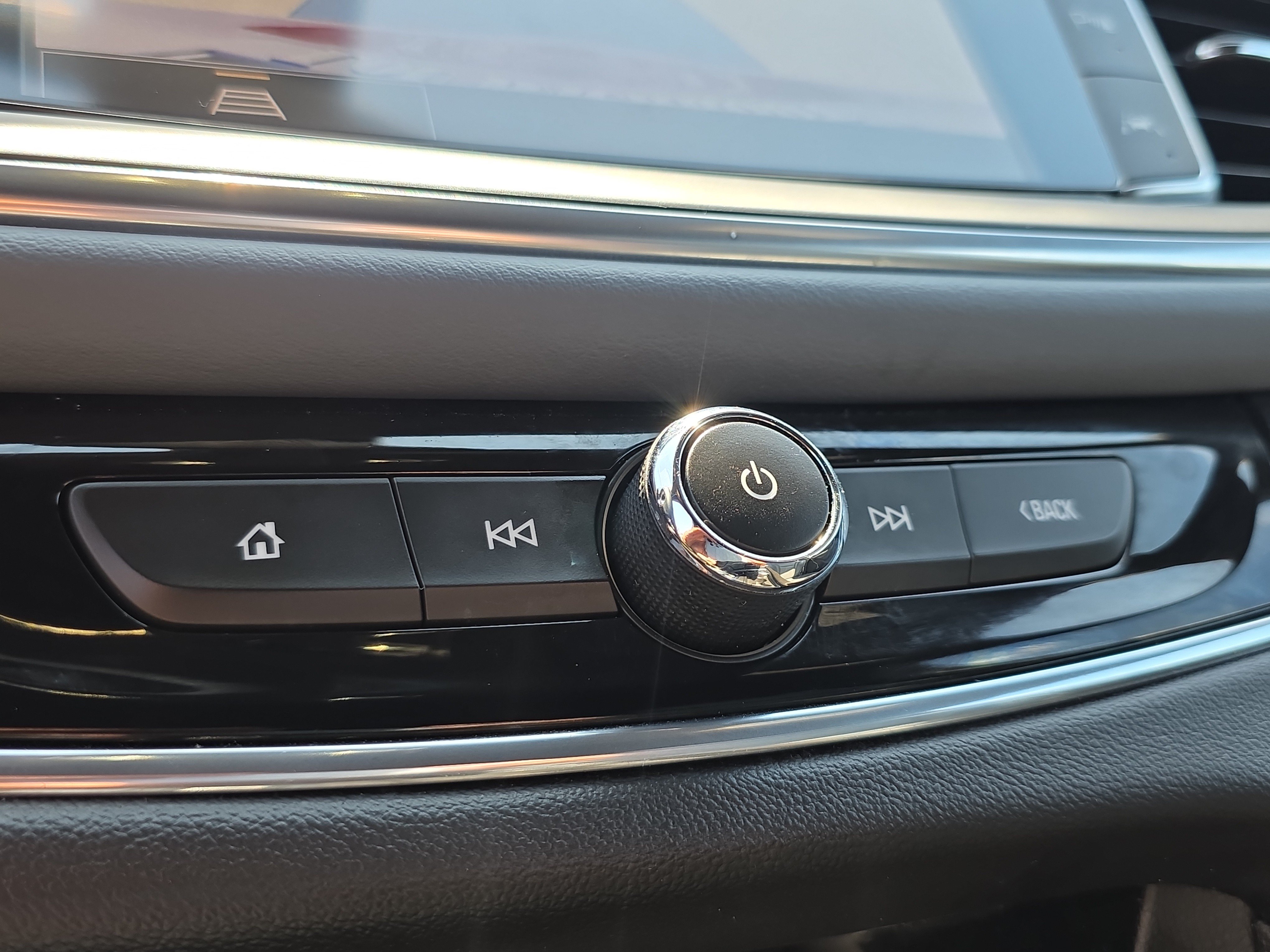 Used 2024 Buick Enclave Essence FWD image 29