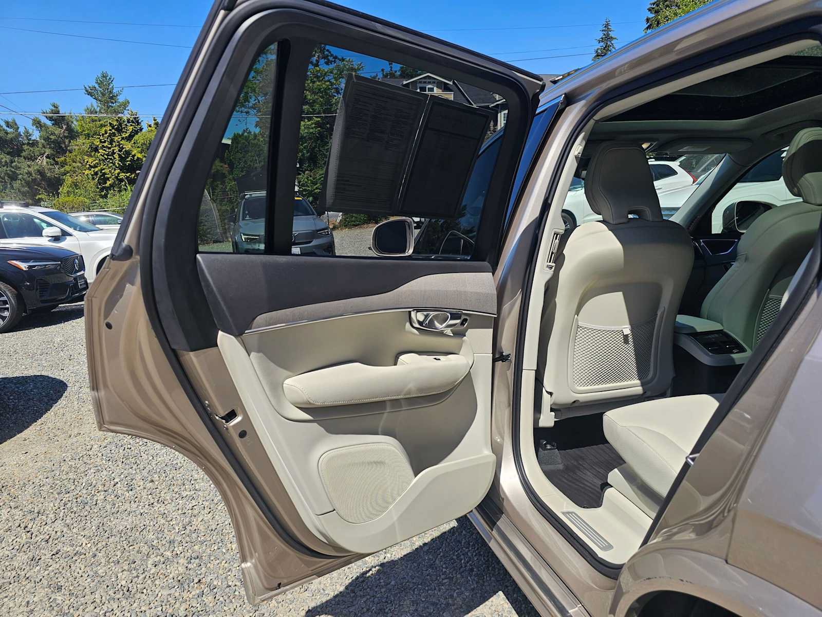 Used 2025 Volvo XC90 T8 Plus w/ Protection Package Premier AWD/4WD image 17