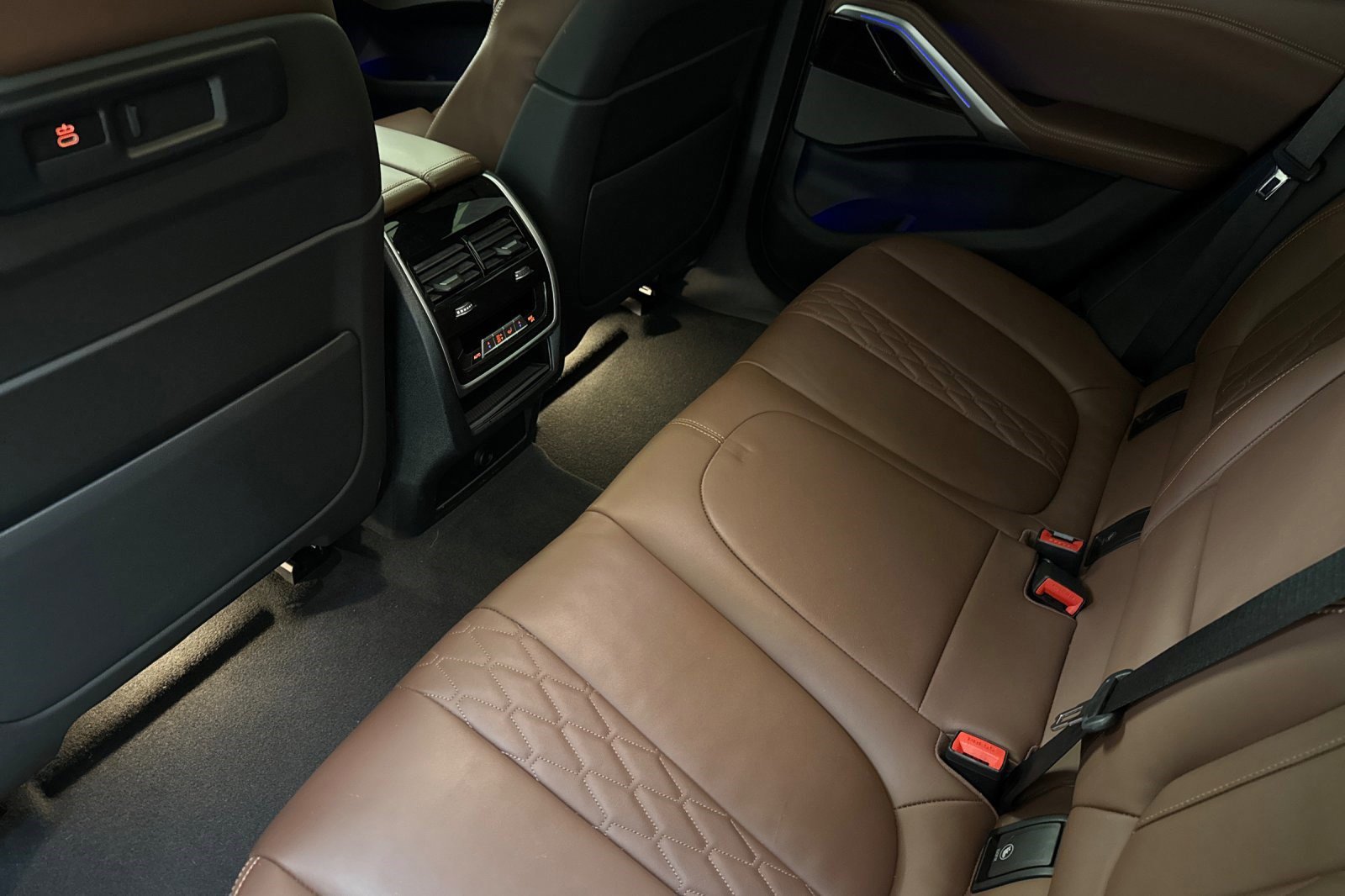 Used 2023 BMW X6 xDrive40i w/ M Sport Package AWD/4WD image 28