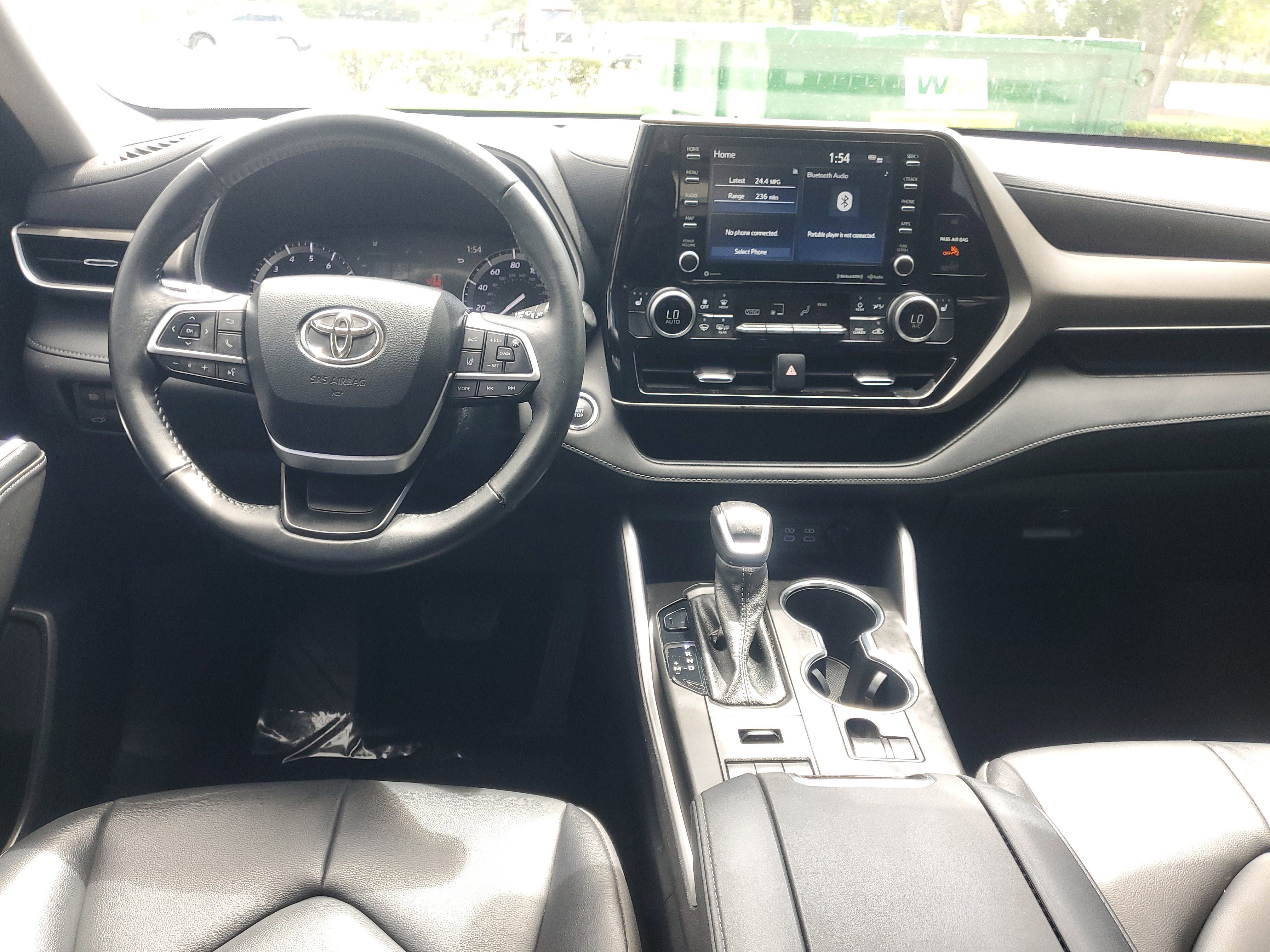 Used 2022 Toyota Highlander XLE AWD/4WD image 11