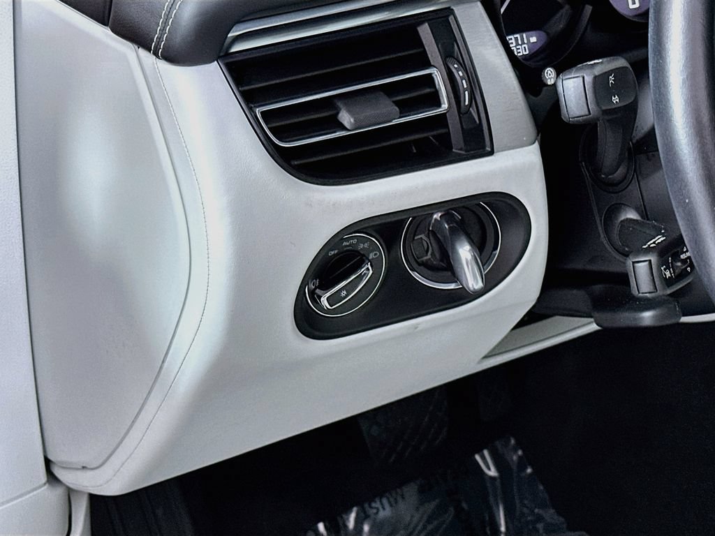 Certified 2023 Porsche Macan AWD/4WD image 11
