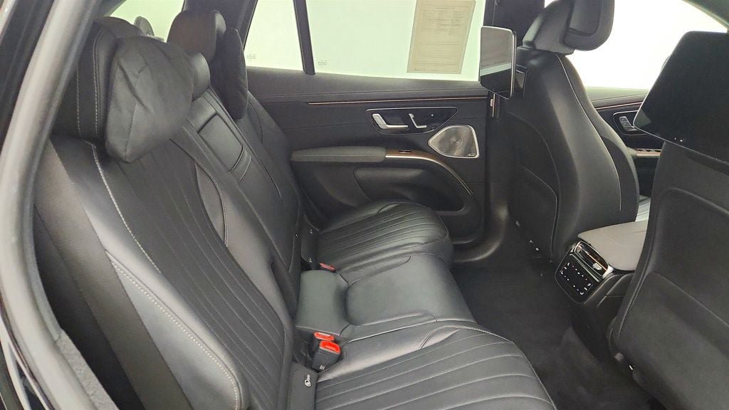 Used 2023 Mercedes-Benz EQS 580 4MATIC SUV w/ Acoustic Comfort Package image 22