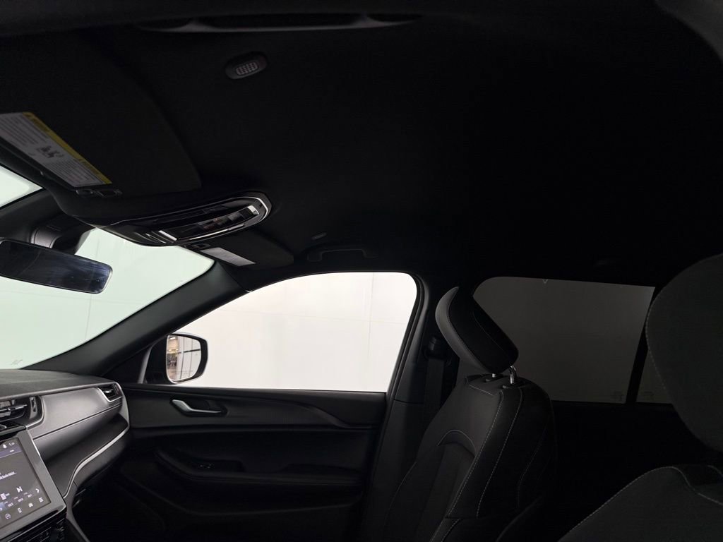 Used 2025 Jeep Grand Cherokee Laredo w/ Luxury Tech Group I image 24