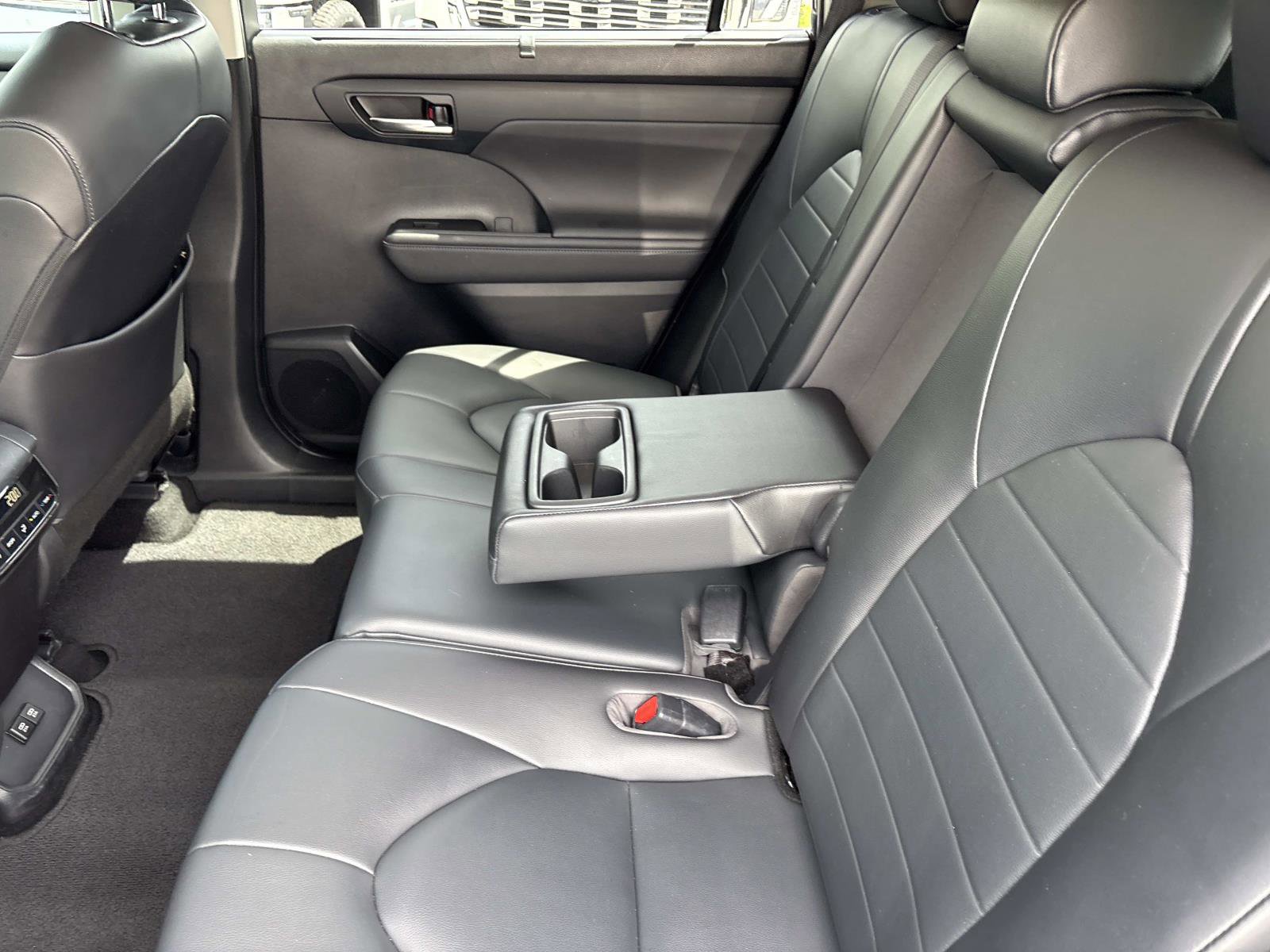 Used 2020 Toyota Highlander XLE AWD/4WD image 30