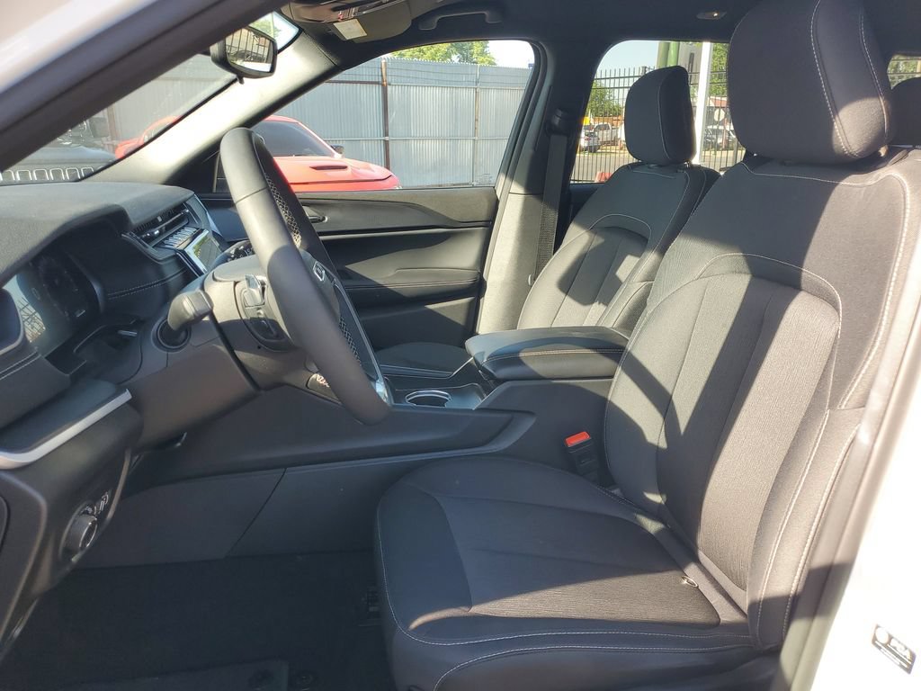 Used 2024 Jeep Grand Cherokee Laredo w/ Luxury Tech Group I AWD/4WD image 18