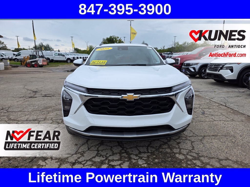 Used 2025 Chevrolet Trax LT FWD image 2