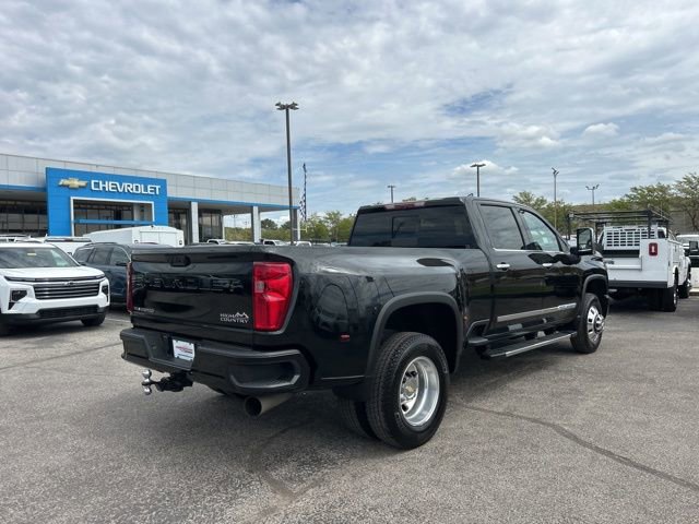 Used 2024 Chevrolet Silverado 3500 High Country w/ High Country Premium Package image 3