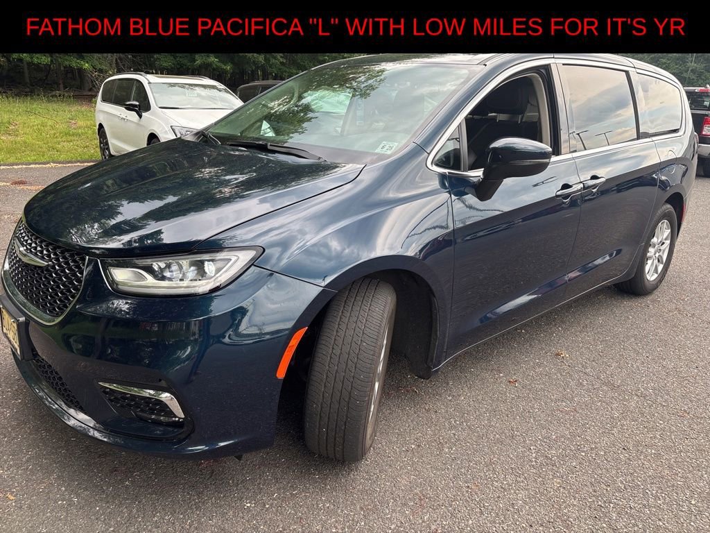 Used 2023 Chrysler Pacifica Touring-L FWD image 1