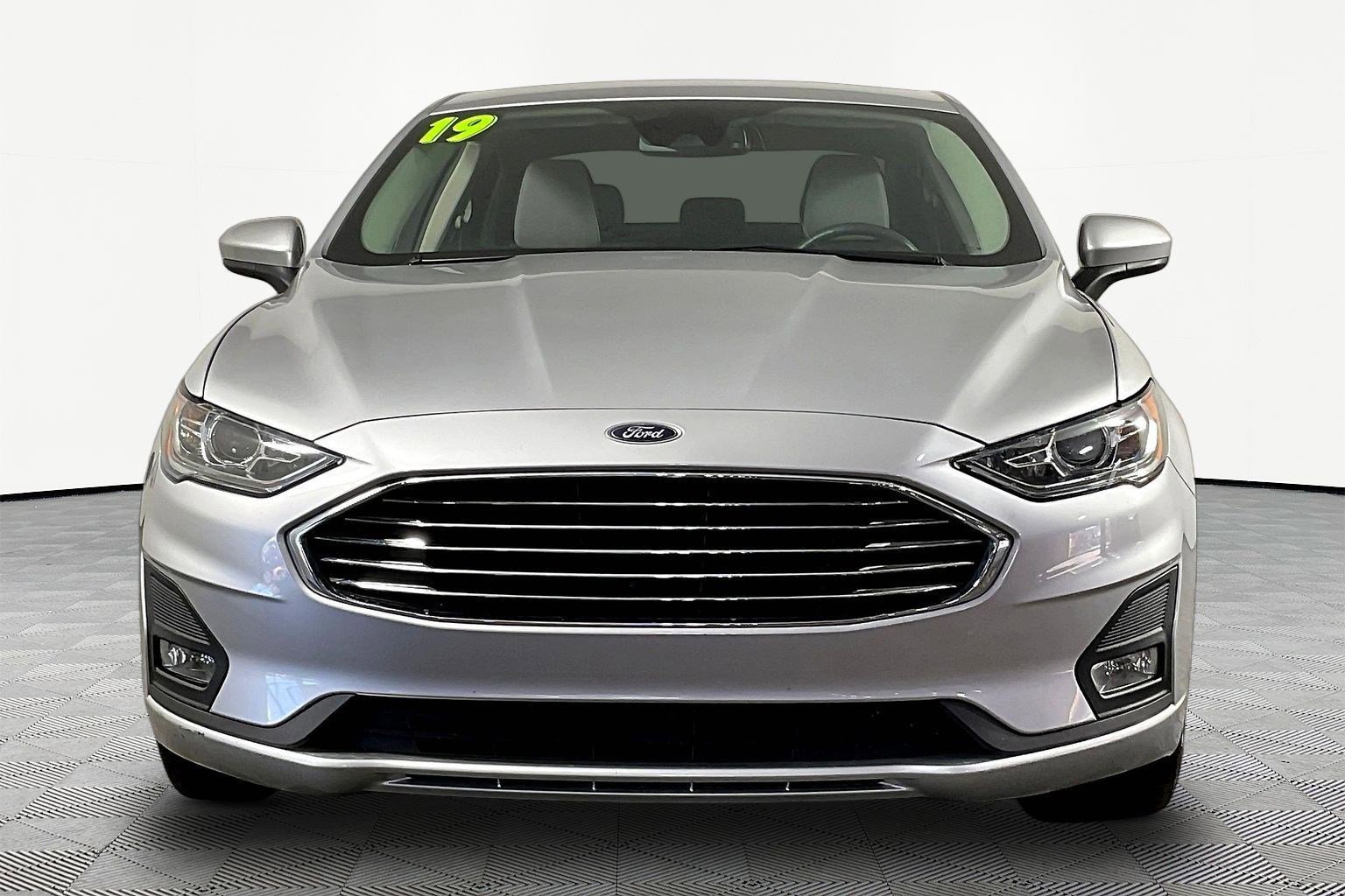 Used 2019 Ford Fusion SE w/ Equipment Group 151A image 2