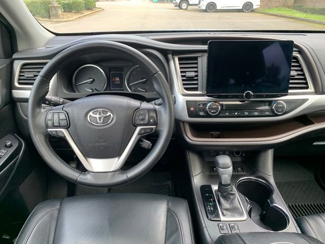 Used 2018 Toyota Highlander XLE image 18