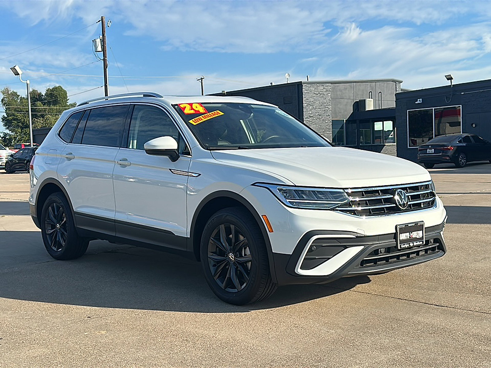 Used 2024 Volkswagen Tiguan SE w/ Panoramic Sunroof Package image 10