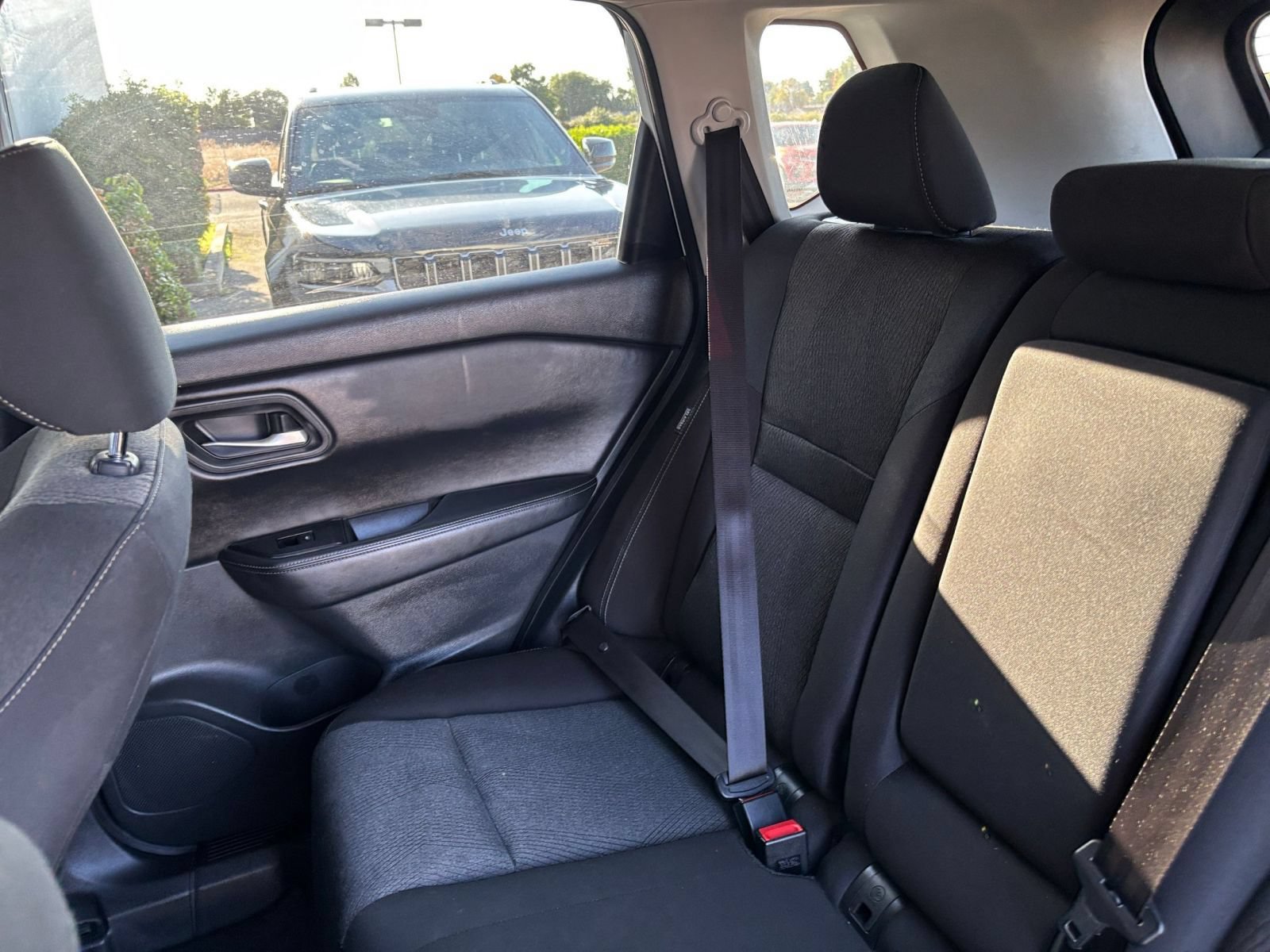 Used 2025 Nissan Rogue SV AWD/4WD image 40