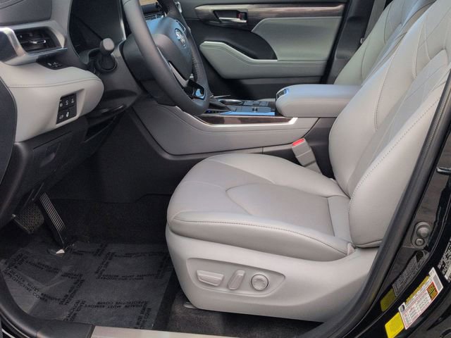 Certified 2026 Toyota Highlander Platinum AWD/4WD image 13