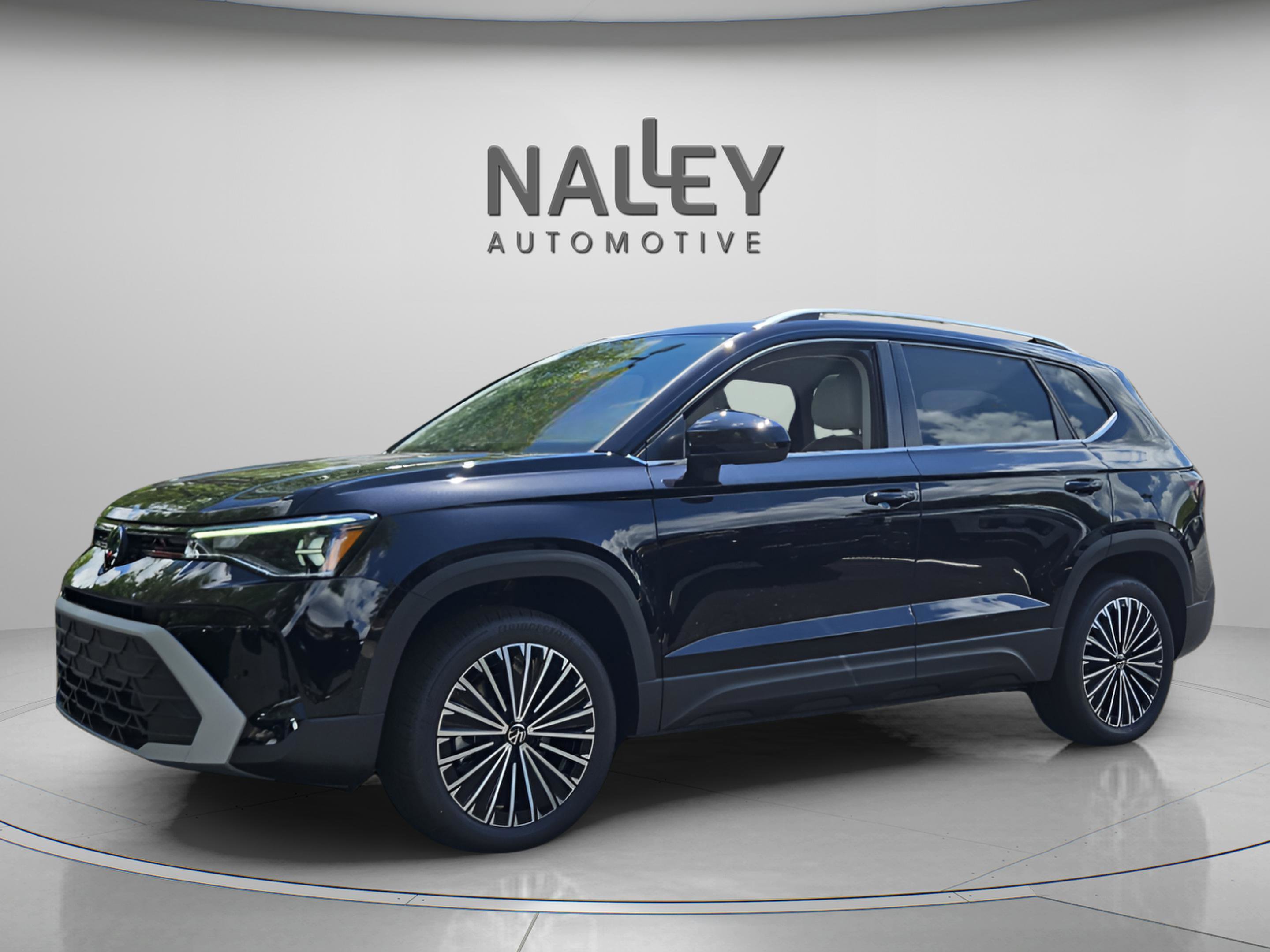 New 2025 Volkswagen Taos SE image 1