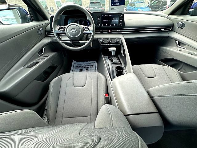 Certified 2025 Hyundai Elantra SE w/ Cargo Package FWD image 18