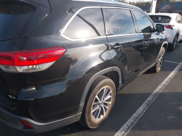 Used 2019 Toyota Highlander XLE image 3