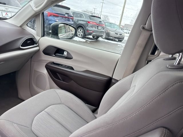 Used 2017 Chrysler Pacifica Touring image 17