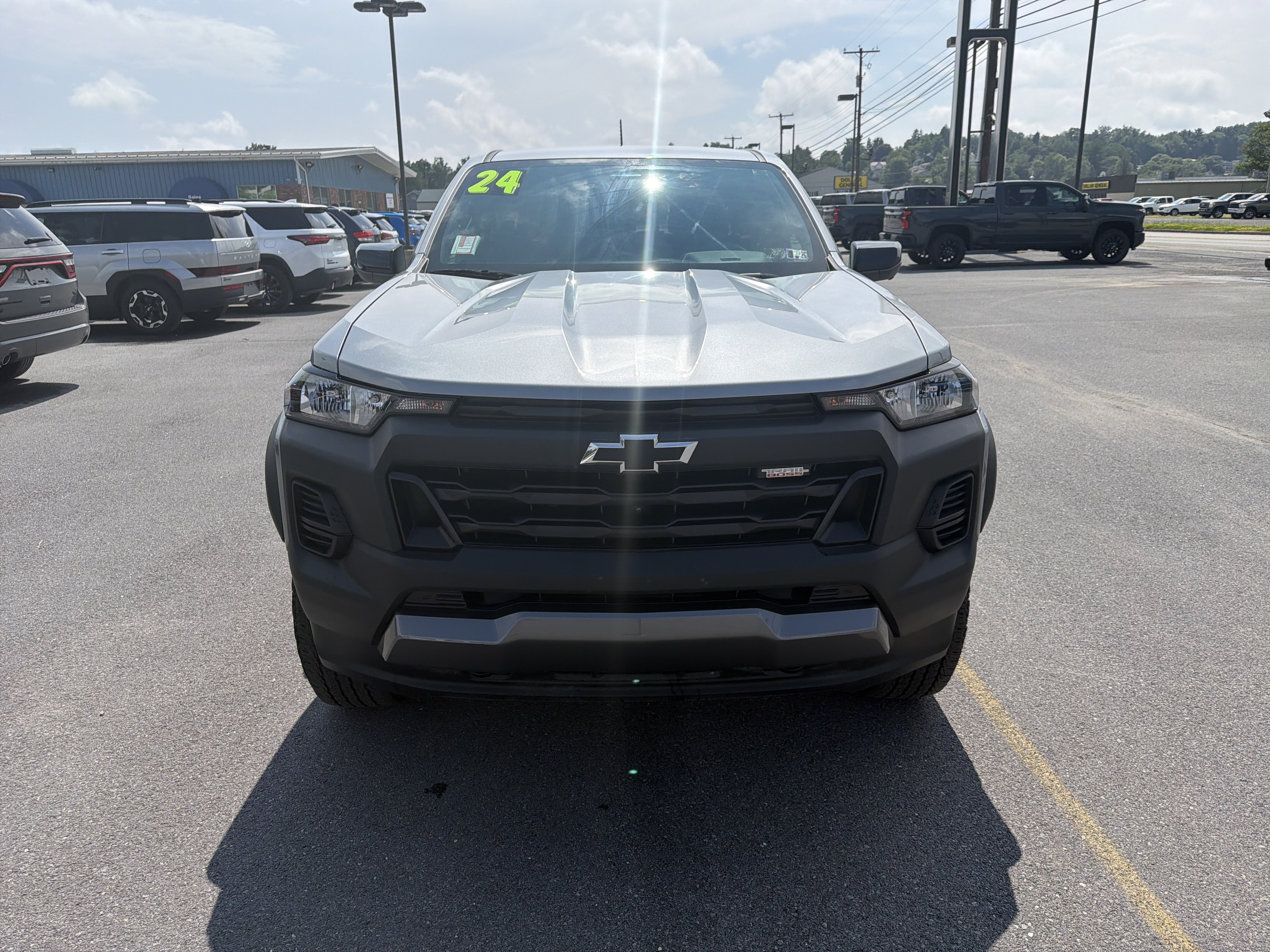 Used 2024 Chevrolet Colorado Trail Boss w/ Technology Package AWD/4WD image 10