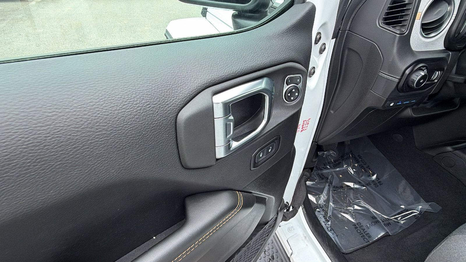 Used 2025 Jeep Wrangler Sahara image 15