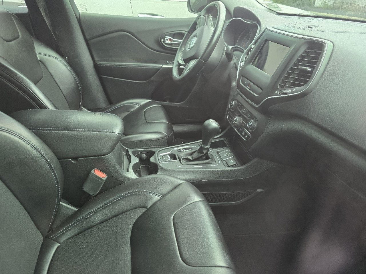 Used 2019 Jeep Cherokee Latitude Plus w/ Comfort/Convenience Group FWD image 20