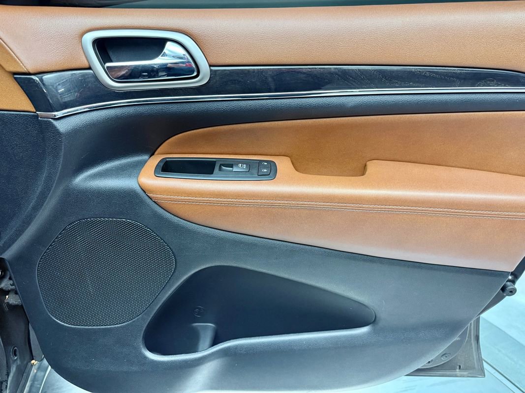 Used 2012 Jeep Grand Cherokee Overland Summit image 16