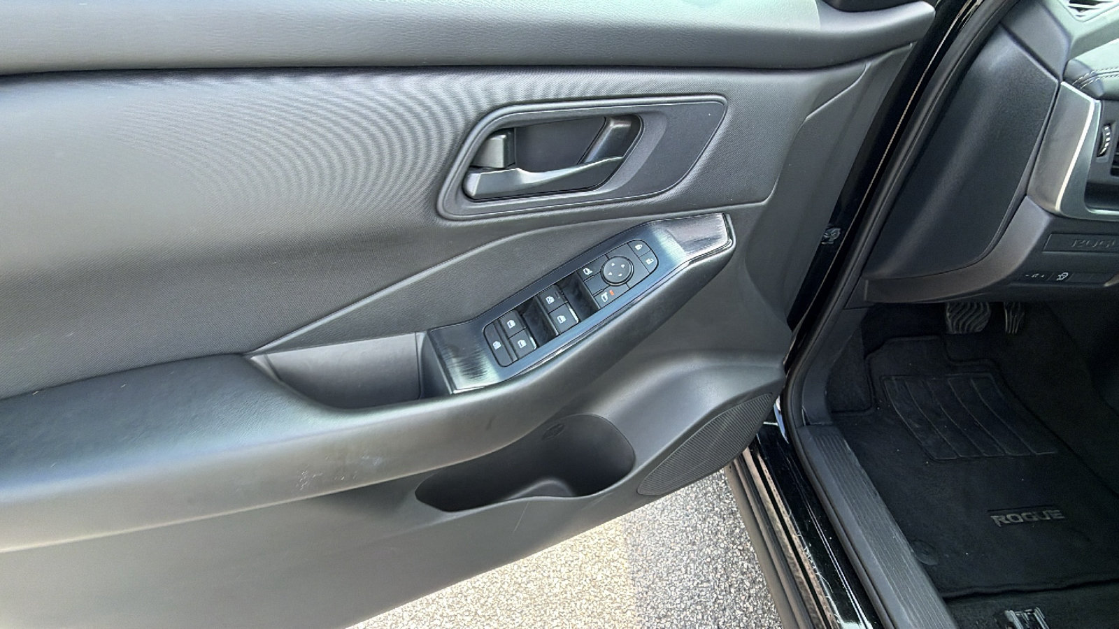 Used 2024 Nissan Rogue S AWD/4WD image 15
