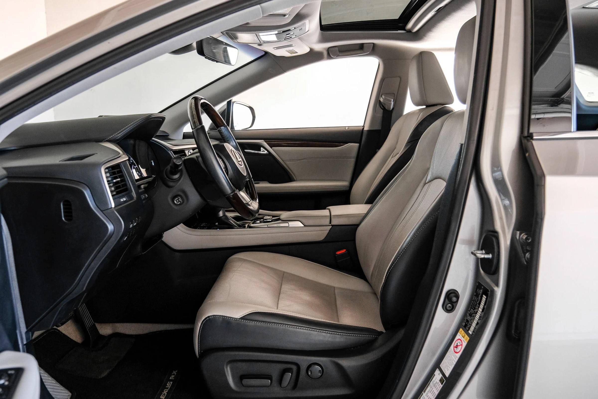 Used 2017 Lexus RX 350 FWD w/ Premium Package image 4