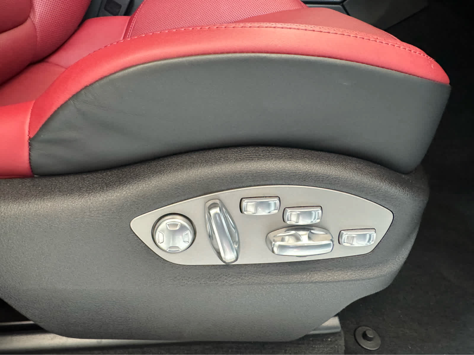 Used 2026 Porsche Macan S AWD/4WD image 37