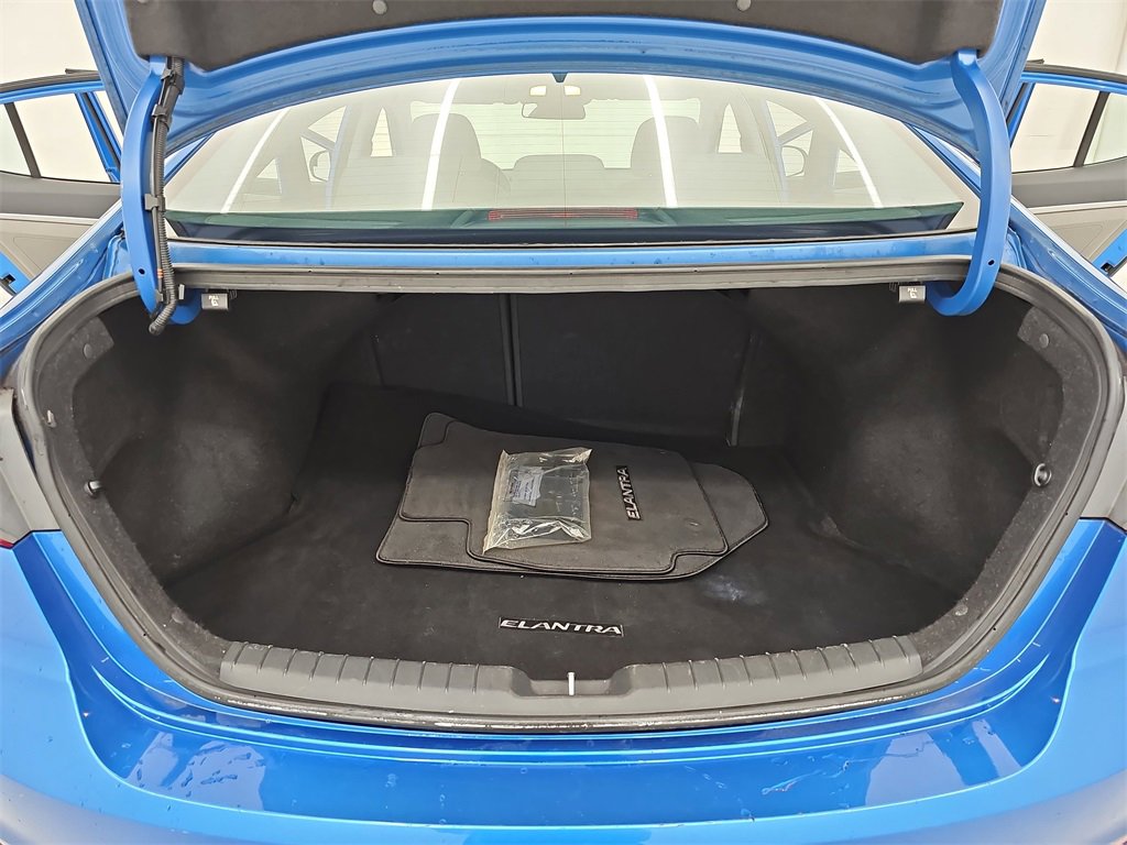 Used 2017 Hyundai Elantra SE image 16