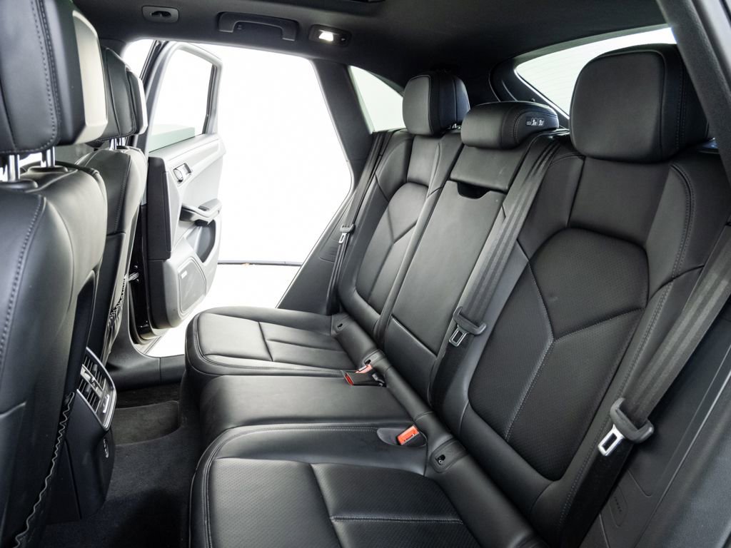 Certified 2025 Porsche Macan image 22
