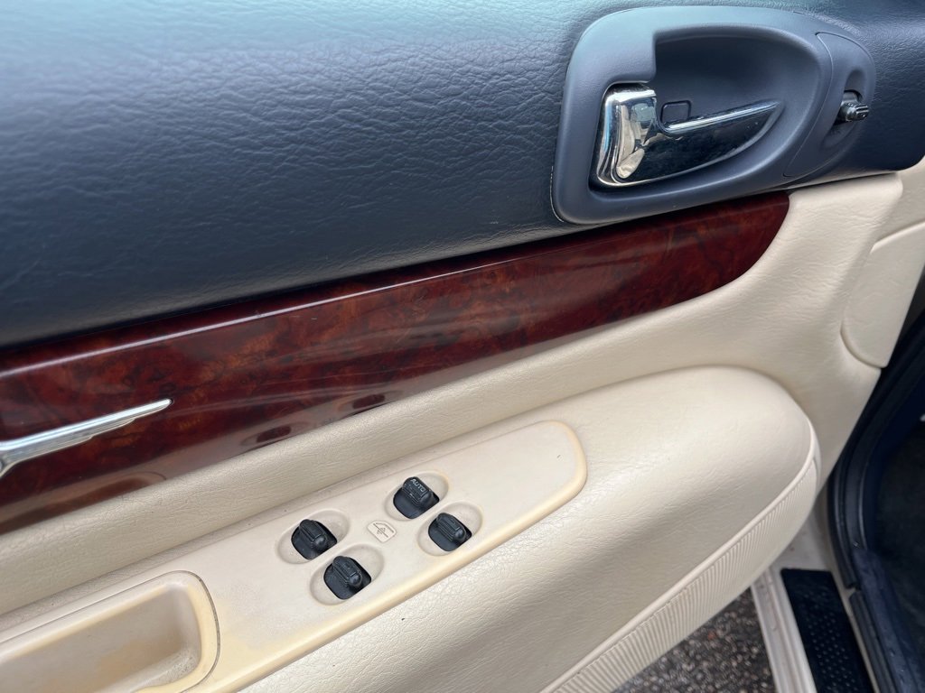 Used 2002 Chrysler Sebring Limited image 24