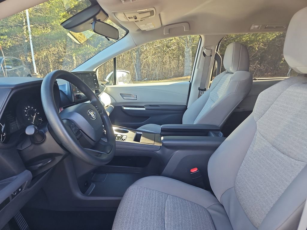 Used 2024 Toyota Sienna LE image 28
