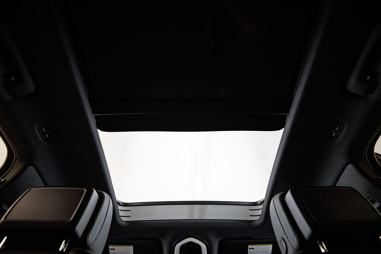 Certified 2024 Porsche Macan AWD/4WD image 30