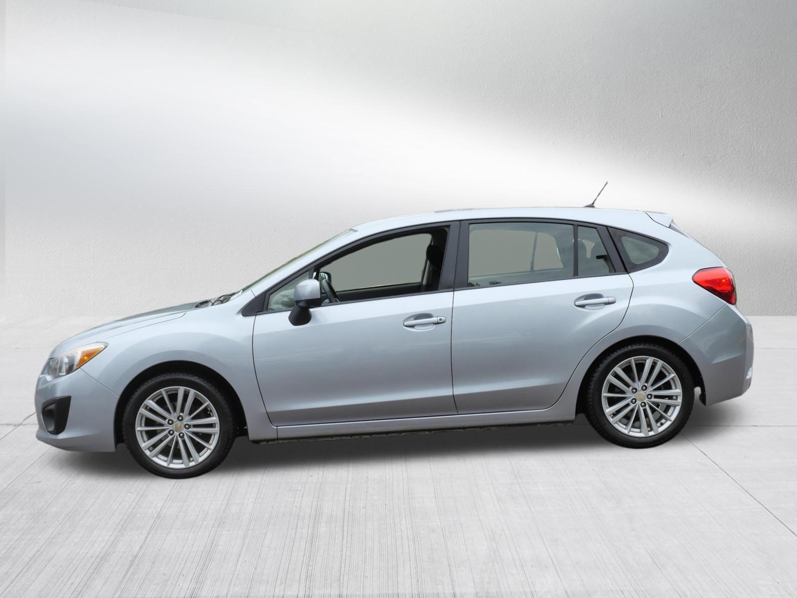 Used 2013 Subaru Impreza 2.0i Premium w/ Alloy Wheel Pkg + Moonroof AWD/4WD image 4